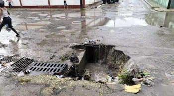 Los peatones deben sortear charcos, desniveles y pavimento destruido para cruzar las calles afectadas en el Cerro./ (14ymedio)