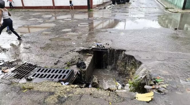 Los peatones deben sortear charcos, desniveles y pavimento destruido para cruzar las calles afectadas en el Cerro./ (14ymedio)