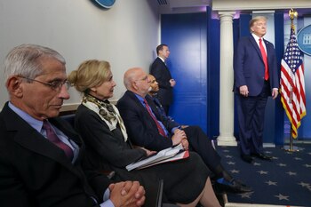 El presidente Trump junto al comité de expertos que asesora a la Casa Blanca en materia de coronavirus REUTERS/Jonathan Ernst