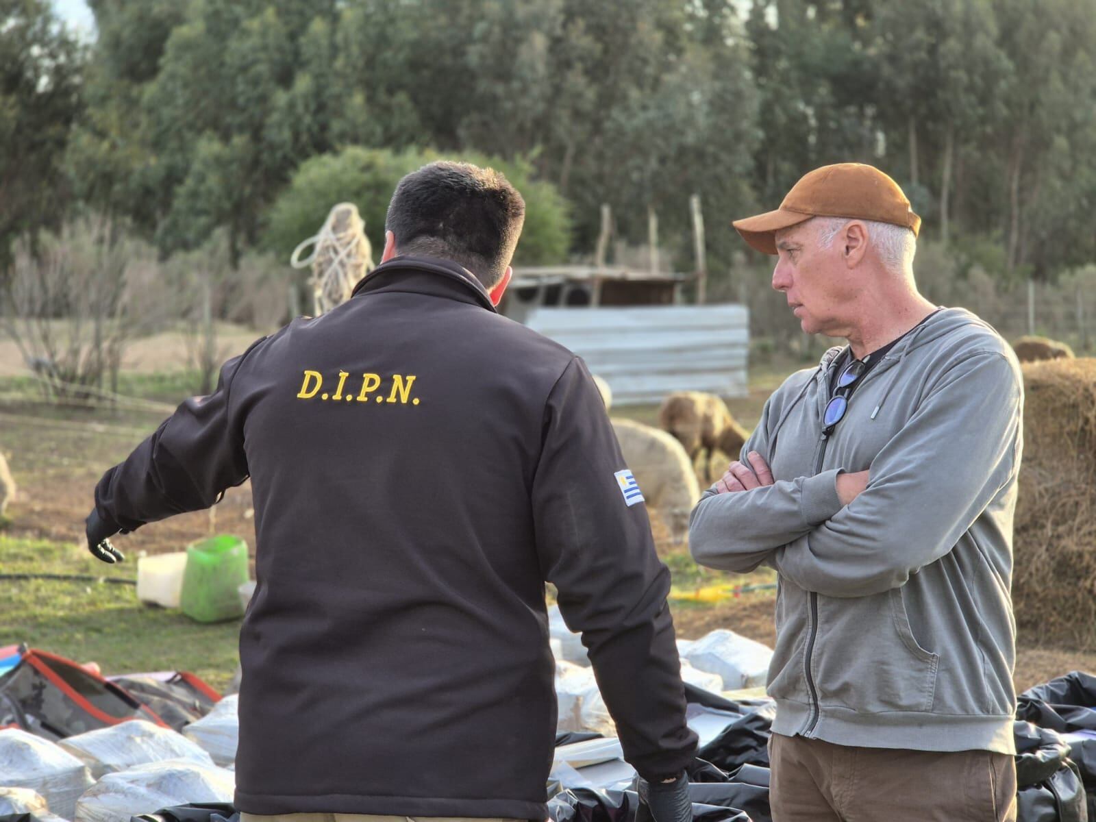 El ministro del Interior de Uruguay, Carlos Negro, en el lugar en el que se incautaron dos toneladas de cocaína (Ministerio del Interior)