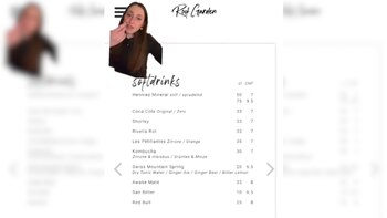 Sara enseña la carta de