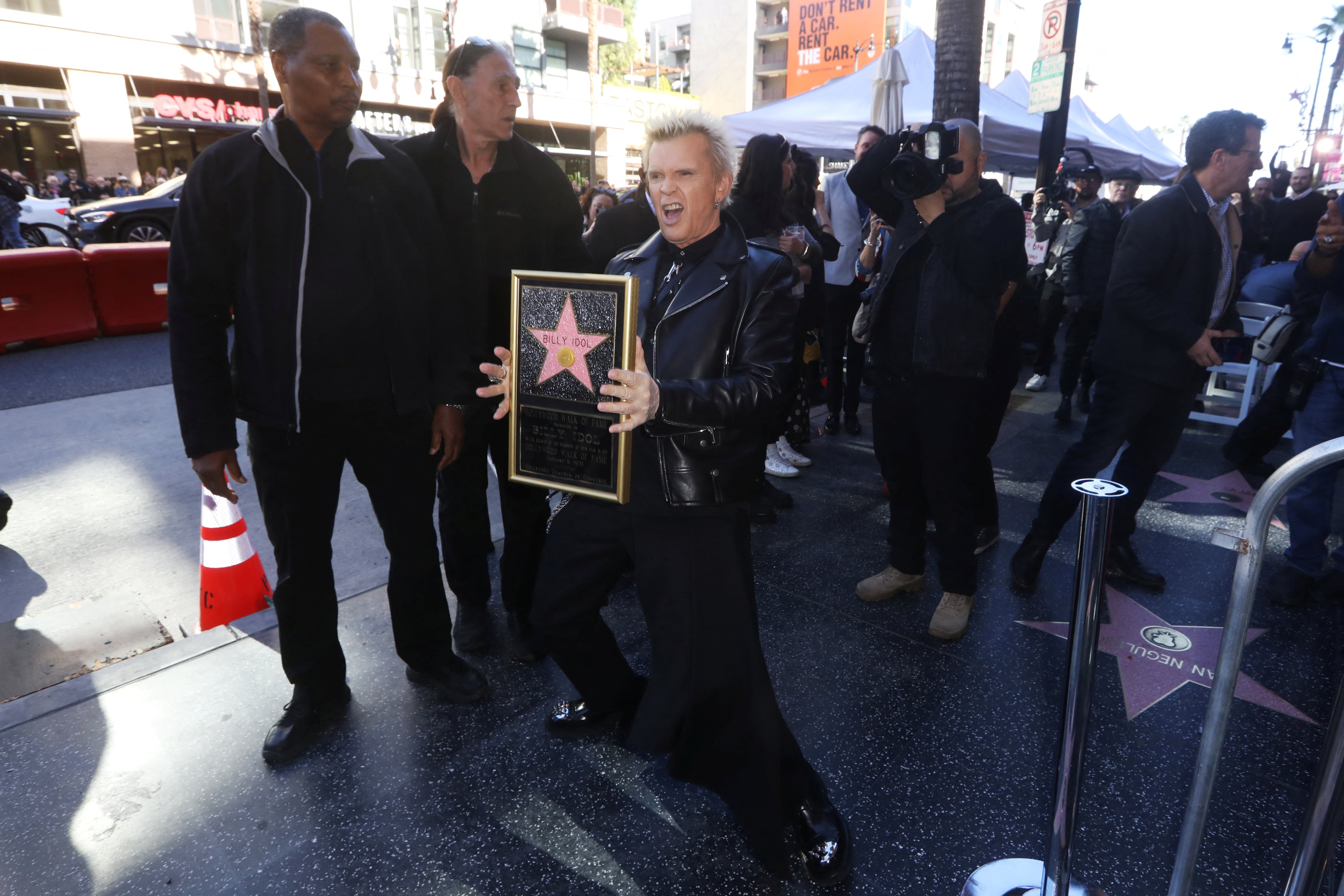 Billy Idol expresó su emoción y gratitud al recibir el reconocimiento de sus colegas en la industria musical