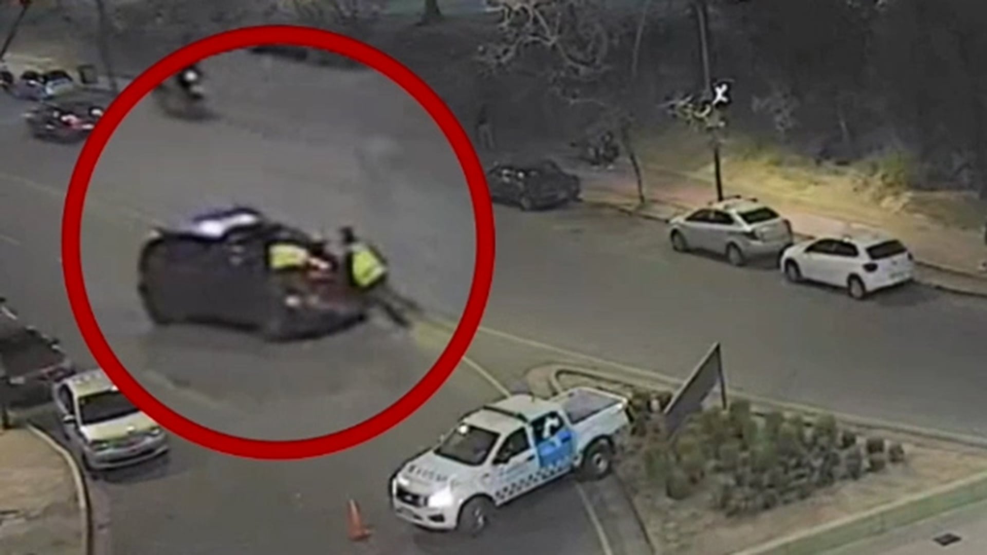 El inspector de tránsito quedó sujetado del parabrisas del Chevrolet Corsa durante un recorrido de cinco cuadras