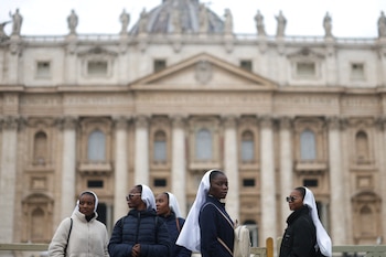 Monjas en la plaza de San Pedro, Vaticano (REUTERS/Hannah McKay)