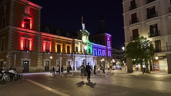 Exteriores ilumina sus sedes y despliega la bandera arcoirís por el Día Internacional del Orgullo LGTBI+