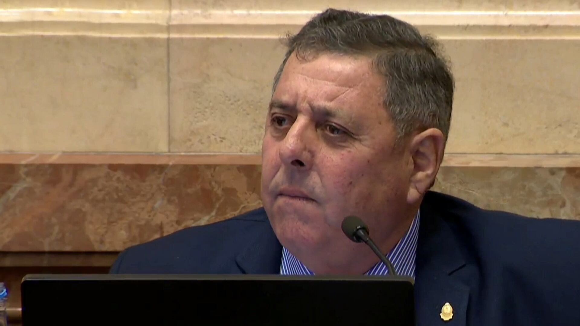 El jefe del Pro en la Cámara alta, Alfredo De Ángeli, evadió las dos votaciones y se ausentó