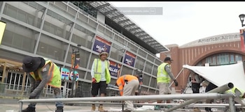 Residentes y trabajadores del perímetro de seguridad en Dallas deberán pasar controles y mostrar identificación para ingresar a Victory Park (Captura de video)