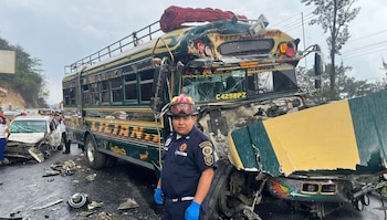 Dos autobuses de transporte colectivo y seis vehículos livianos chocaron en el kilómetro 45 de la Ruta Interamericana. Bomberos Municipales Departamentales atendieron a varios heridos y trasladaron a los más graves al hospital. (Cortesía: Bomberos Municipales Departamentales)