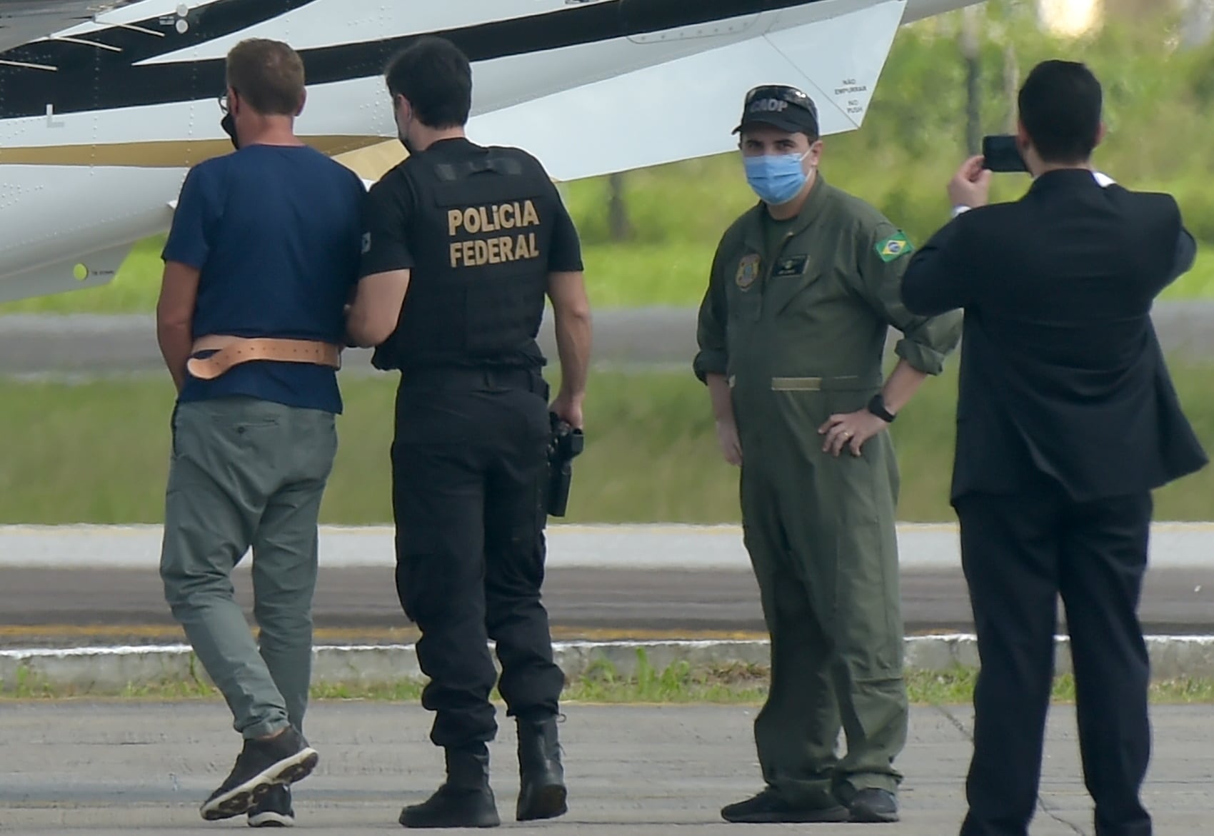 El narcotraficante italiano Rocco Morabito es escoltado por la policía federal en el hangar de la Policía Federal en João Pessoa, estado de Paraíba, Brasil, el 25 de mayo de 2021 (REUTERS/Josemar Goncalves)