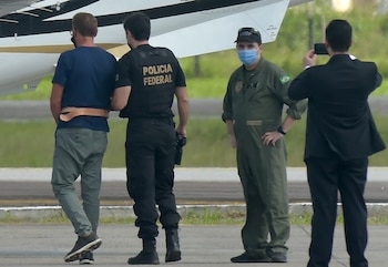 El narcotraficante italiano Rocco Morabito es escoltado por la policía federal en el hangar de la Policía Federal en João Pessoa, estado de Paraíba, Brasil, el 25 de mayo de 2021 (REUTERS/Josemar Goncalves)