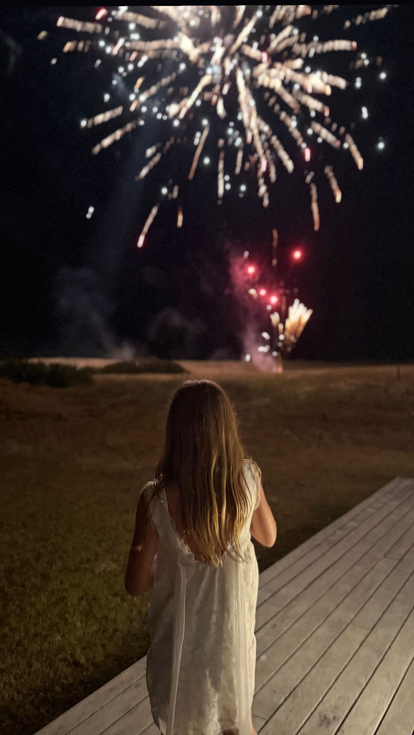 Wanda Nara compartió una foto de Isabella contemplando los fuegos artificiales