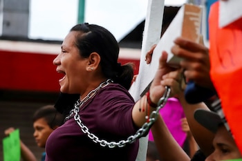 Decenas de migrantes que se