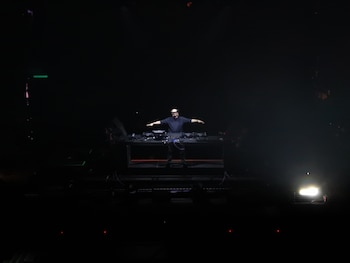 El padre DJ Guilherme Peixoto en Plaza de Mayo