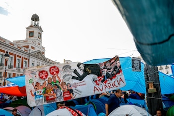 Vista de la Puerta del Sol donde unas mil personas llevan acampadas ya tres noches en protesta por la situación de la vivienda. La Comunidad de Madrid ha dado 48 horas para que la Delegación del Gobierno desmantele la acampada "ilegal" de la Puerta del Sol en protesta por la situación de la vivienda y el desahucio de Maricarmen, o de lo contrario acudirá a los tribunales, incluida la vía penal contra el delegado del Gobierno, Francisco Martín. (EFE/ Rodrigo Jiménez)