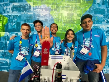 Como mentora del Team El Salvador, Stephanie ayudó a que el equipo se posicionara entre los 50 mejores en una importante competencia mundial en Panamá. (Foto cortesía)