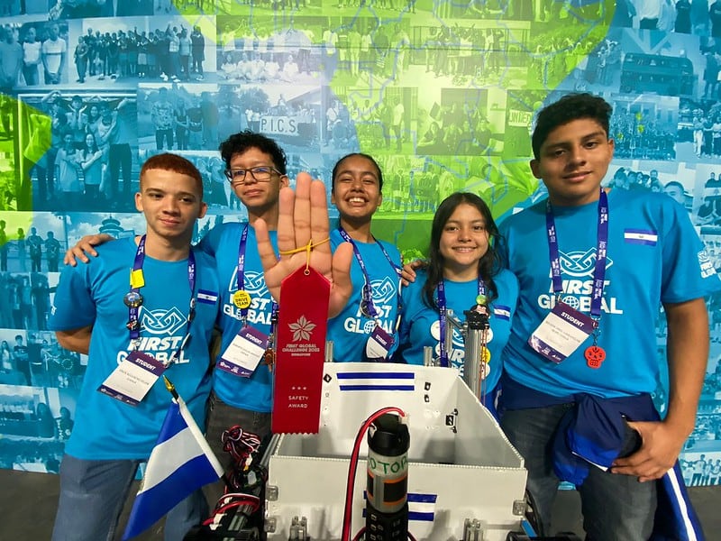 Como mentora del Team El Salvador, Stephanie ayudó a que el equipo se posicionara entre los 50 mejores en una importante competencia mundial en Panamá. (Foto cortesía)