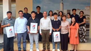 Cuba entregó 15 becas universitarias a estudiantes de Vietnam en Hanói como parte de la cooperación académica entre ambos países. (Foto cortesía Embajada de Cuba en Vietnam/Facebook)
