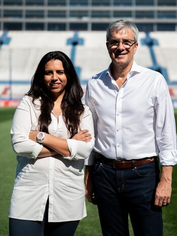 El candidato a presidente de Nacional por el oficialismo, José Decurnex, junto a su compañera de fórmula, Tatiana Villaverde (Compromiso Nacional)