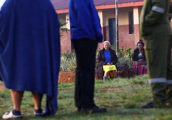 Personas mayores esperan para votar en un colegio electoral durante las elecciones parlamentarias en Mbabane, Suazilandia, 29 de septiembre de 2023
REUTERS/Esa Alexander