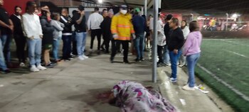 Miembros del Cuerpo Voluntario de Bomberos de San Pablo realizando un levantamiento - Bomberos Voluntarios San Pablo Nariño / Facebook