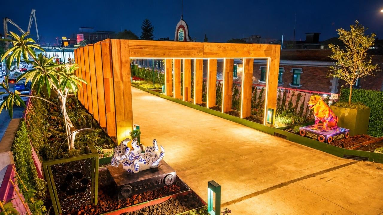 La opción más directa es bajar en la estación San Antonio Abad de la Línea 2 del Metro. Desde ahí, el ingreso al parque se realiza mediante una de las dos escaleras monumentales instaladas sobre Calzada de Tlalpan @SOBSECDMX