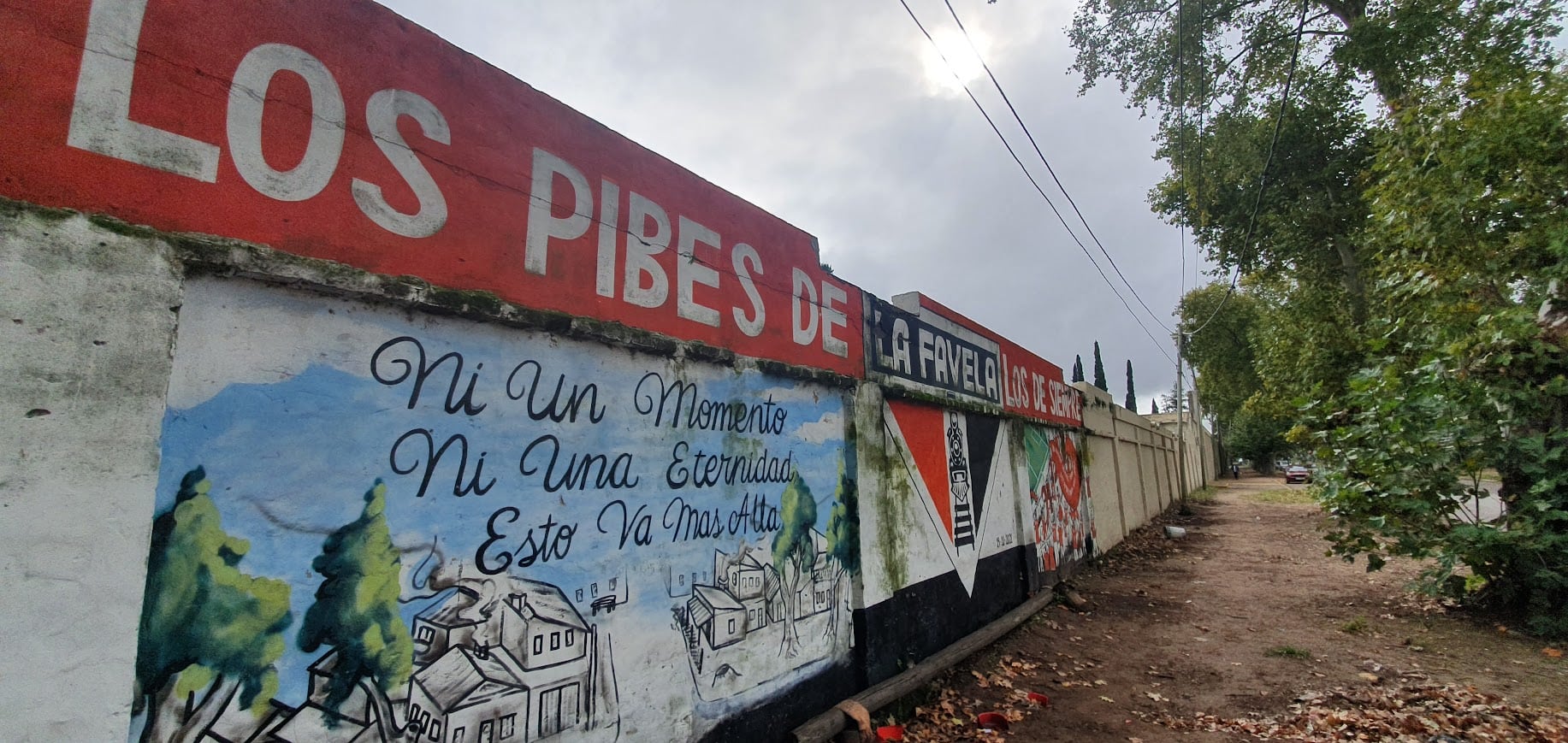 La Favela, identificada con los colores rojo y negro y el escudo barrial, encarna el legado de trabajo, honestidad y superación en Junín.