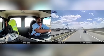 Imagen dividida mostrando a un conductor de camión sorprendido a la izquierda y una autopista con un vehículo en medio de una nube de polvo a la derecha