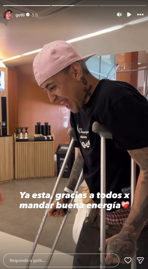 La operación de Tiago PZK estuvo vinculada a un problema en su miembro inferior, evidenciado por el uso de muletas e inmovilizador