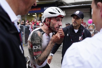Así llegó Adam Yates a la meta de la etapa 2 del Giro de Italia - crédito Europa Press