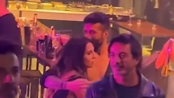 En medio de la fiesta,