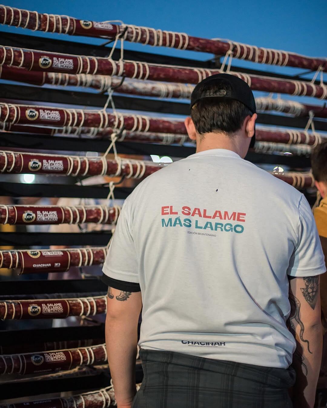 Más de cincuenta personas participan en la elaboración del salame gigante, símbolo de identidad y trabajo colectivo regional (@festivalchacinar)