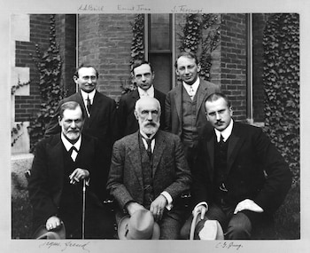 Sigmund Freud junto a otros