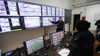 Monitores del centro de videovigilancia del penal, donde se observa el funcionamiento de las 138 cámaras instaladas en el establecimiento