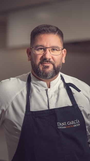 Receta de lentejas con chorizo de Dani García (Montaje Infobae - Adobe Stock)