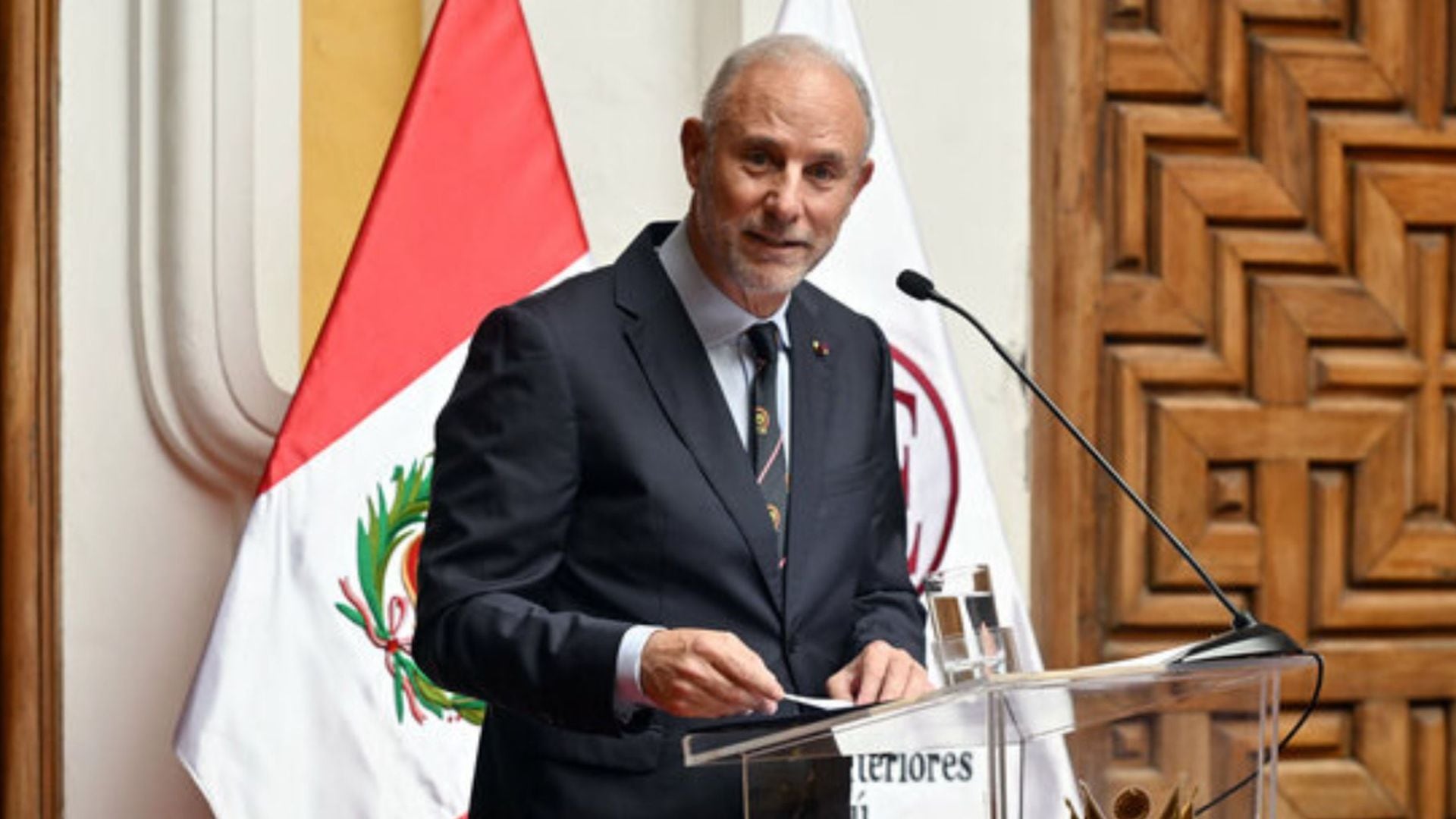 Javier González-Olaechea, nacido en 1958, ha sido una figura influyente en la política exterior peruana. Su liderazgo y visión crítica marcaron un periodo significativo en la diplomacia nacional. (Andina)
