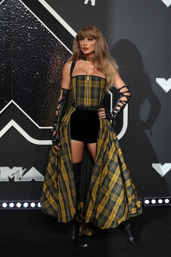 Optó por un conjunto punk