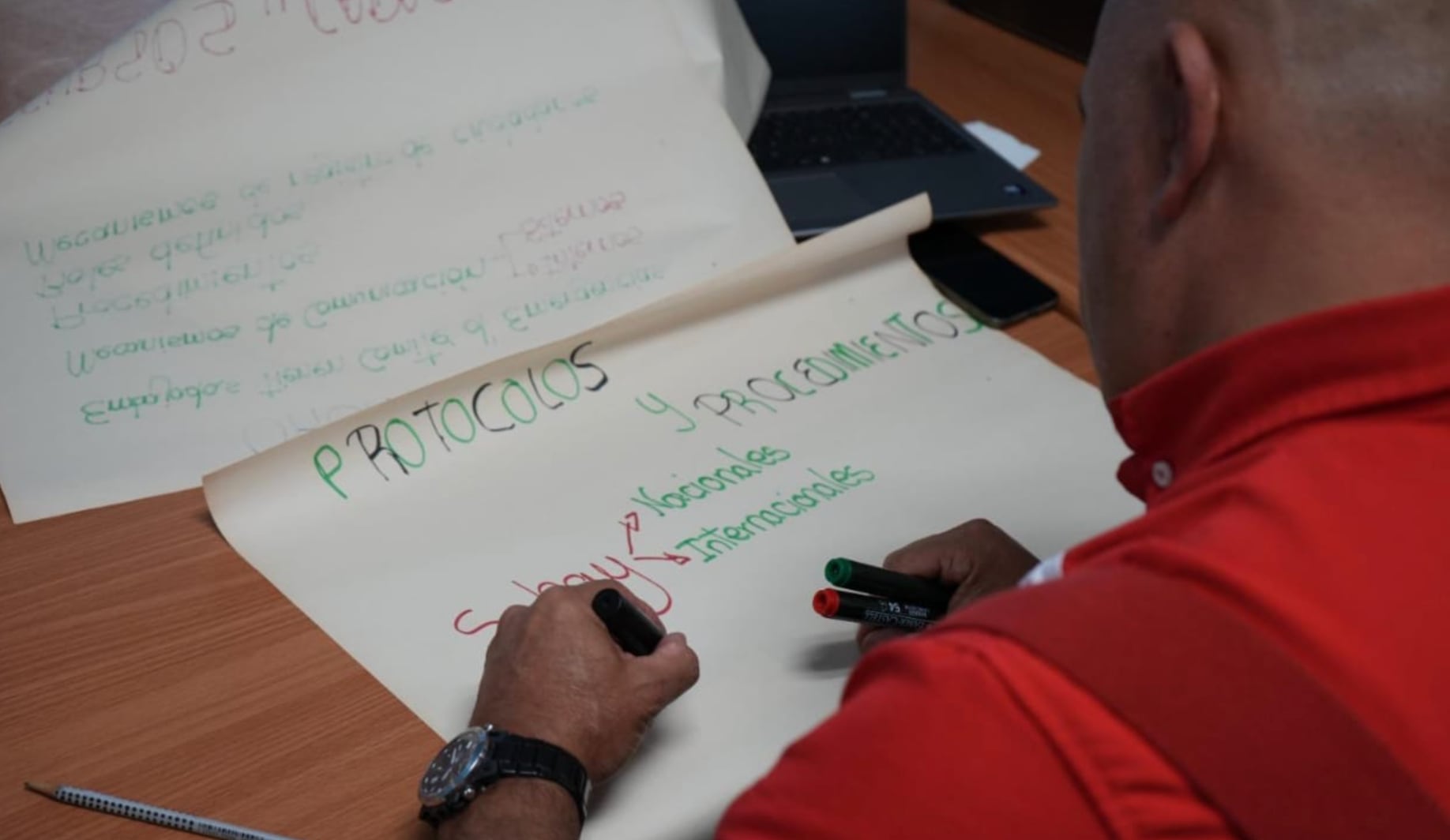 Las medidas implementadas contemplan monitoreo, atención consular y asistencia legal, con participación activa de organismos como la Cruz Roja, Bomberos y el Ministerio de Relaciones Exteriores. Fuente: CNE