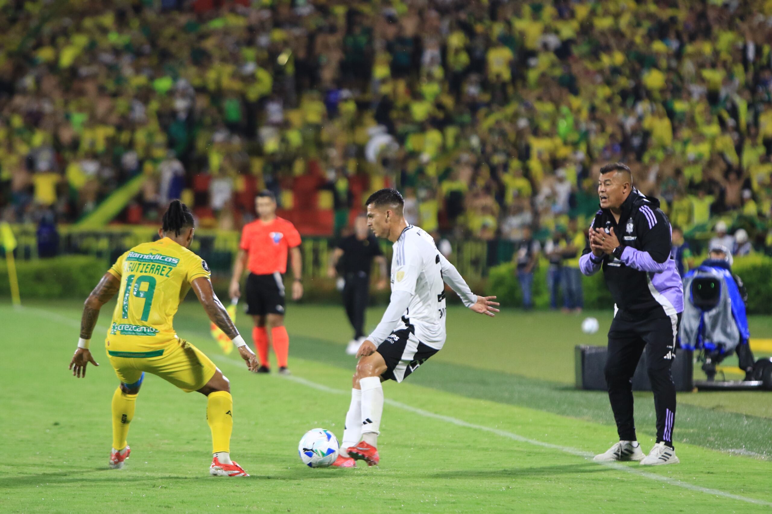 Bucaramanga se enfrentará a un Colo Colo eliminado y con el técnico Jorge Almirón prácticamente afuera del club - crédito Colprensa