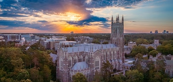 Duke University ocupó el segundo lugar en el ranking de LinkedIn sobre universidades de Estados Unidos que otorgan mayor ventaja profesional a sus egresados, destacándose por la solidez de su red de exalumnos, la inserción laboral y la demanda de reclutadores en un mercado competitivo (Duke University)