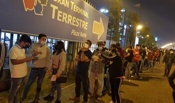 Plaza Norte: gran afluencia para obtener carné de vacunación (Foto: La República)