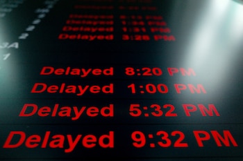 Los pasajeros afectados por las cancelaciones de vuelos en la costa este de Estados Unidos pueden solicitar un reembolso total en efectivo si rechazan la reprogramación (REUTERS/David 'Dee' Delgado)