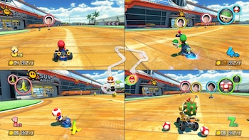 Captura de pantalla dividida en cuatro partes con personajes de videojuegos disputando una carrera en un circuito