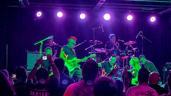 La banda afirmó que su trayectoria de 35 años está marcada por los festivales y que su show en Colombia resumirá ese recorrido en 45 minutos - crédito @losestramboticos/Instagram