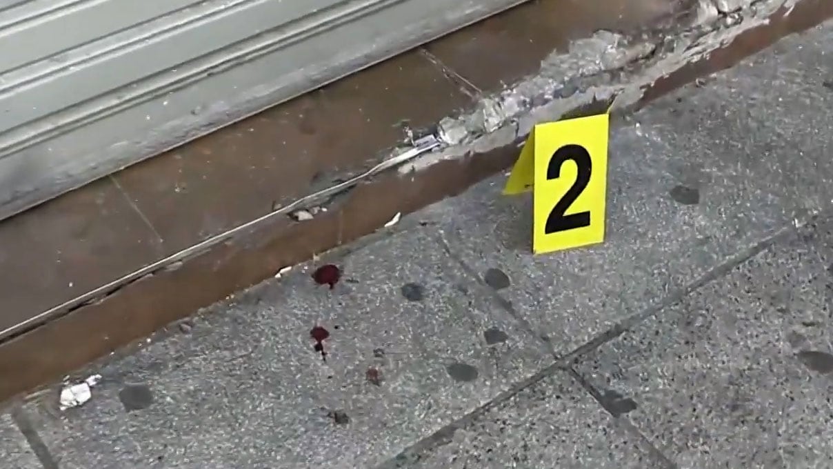 Las manchas de sangre a metros del vehículo