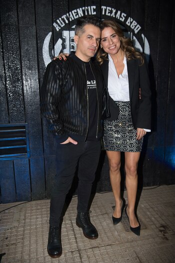 El periodista junto a su