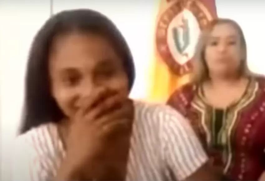 Carolina Galván ríe en medio de audiencia de imputación de cargos por desaparición de su hija, Sara Sofía Galván - crédito @FiscalíaCol/X