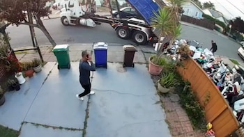 Empresa de recolección de basura descarga residuos en jardín tras disputa por falta de pago en California