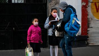 Alumnos y personal escolar en un aula durante el frente frío número 27