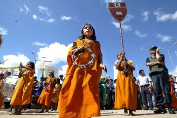 Las hogueras iluminan la noche