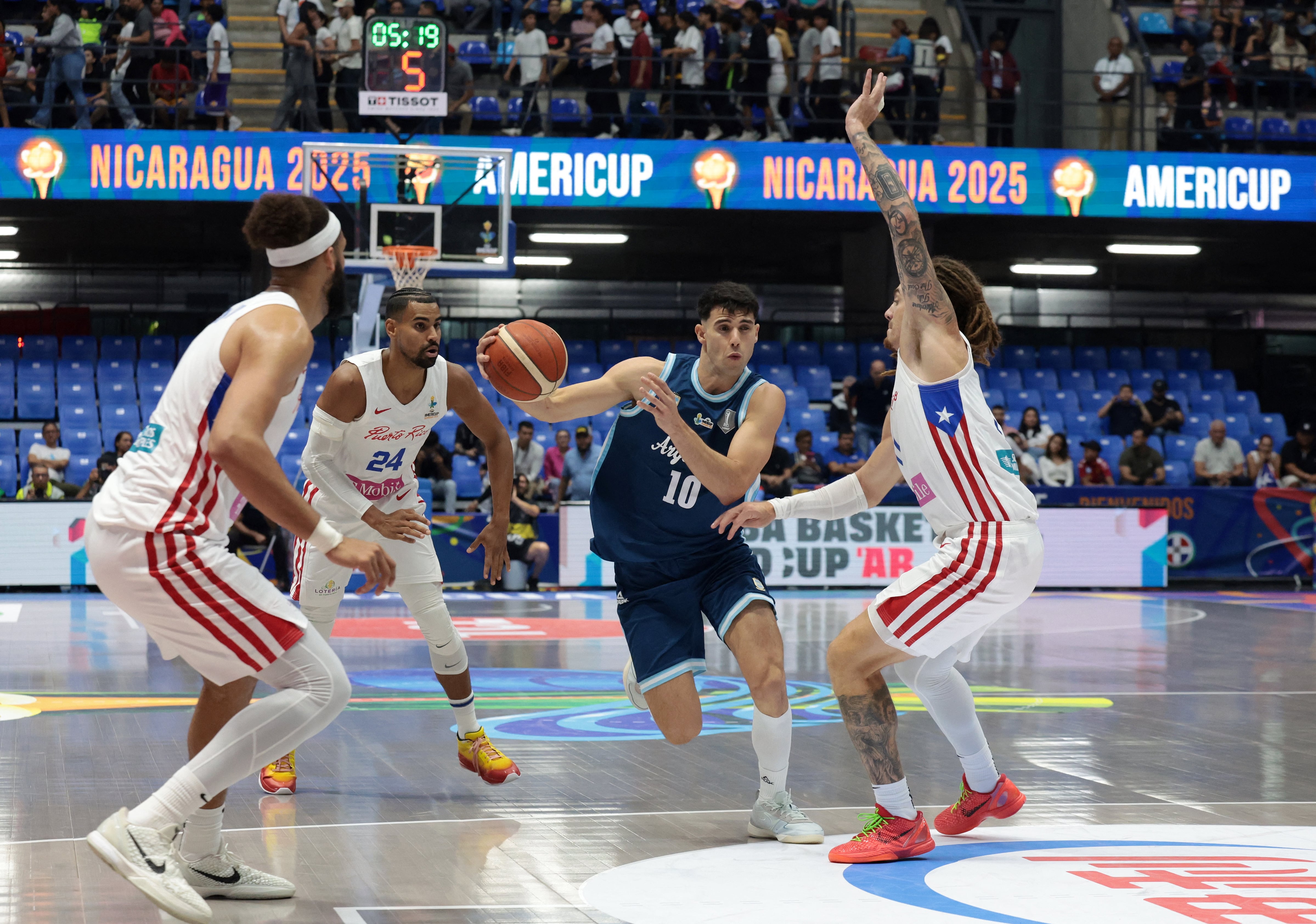 Gonzalo Corbalán, una de las nuevas figuras de la selección argentina de básquet, en acción ante Puerto Rico durante la última edición de la AmeriCup de Nicaragua (REUTERS/Luisa Gonzalez)